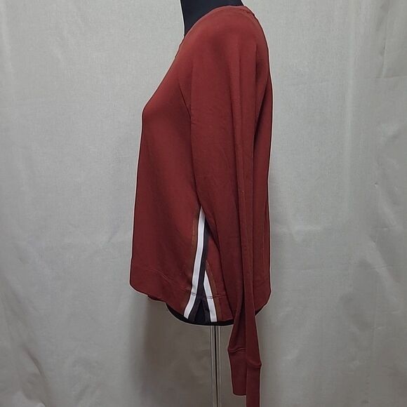 Evereve Taylor Stripe Trim Crew Neck Sweatshirt Women’s Size Medium Maroon Red - Picture 2 of 11